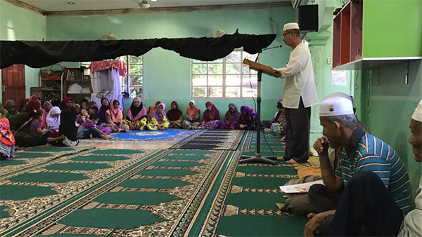 Cikgu Abdul Razak Bin Ibrahim sedang memberi ucapan perasmian.