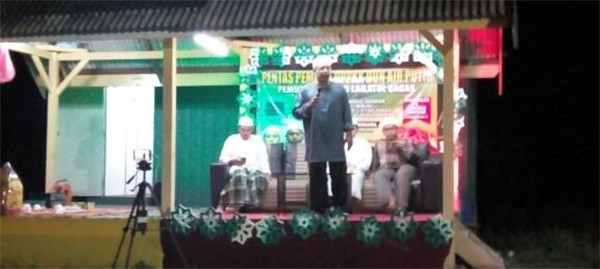 Ustaz Azman Shapawi sedang berceramah walaupun tekak sedang sakit