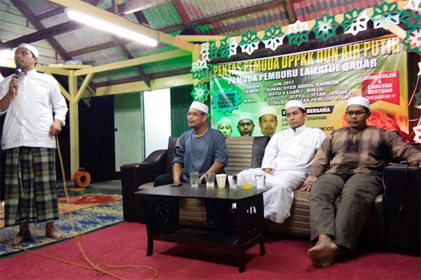 Ustaz Syed Shaheunuddin sedang mempengerusikan majlis