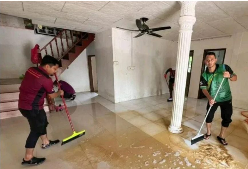 Relawan Khidmat Gotong Royong Pasca Banjir Berita Parti Islam Se