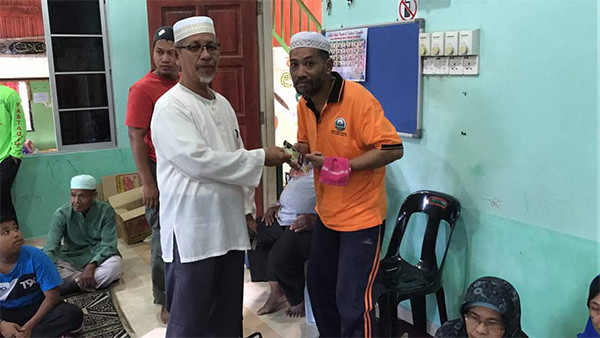 Cikgu Razak menyampaikan sumbangan kepada mantan Ketua PAS Cawangan Batu 5 dan Mantan Ketua Pemuda PAS DUN Air Putih.