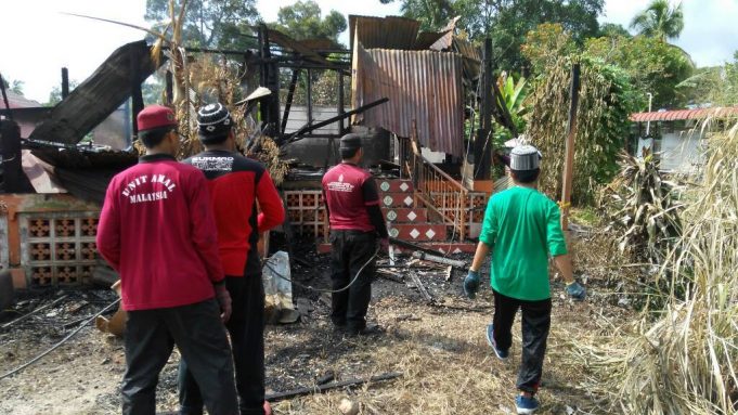 Unit Amal bantu membersihkan tapak kebakaran