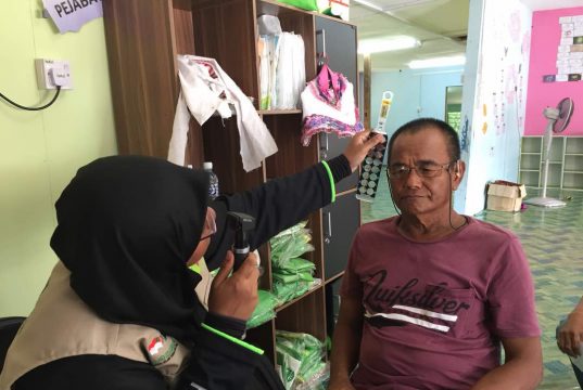 Muslimat Batang Lupar Santuni Warga Kampung Hulu Pusa