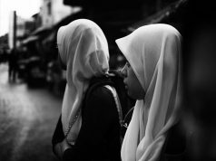 Larang Bertudung Polisi Ketinggalan, Penindasan Wanita