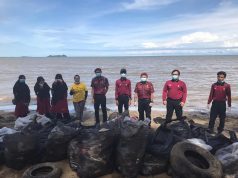 Jabatan Amal dan Briged Muslimat Putatan bantu bersihkan sampah di pantai