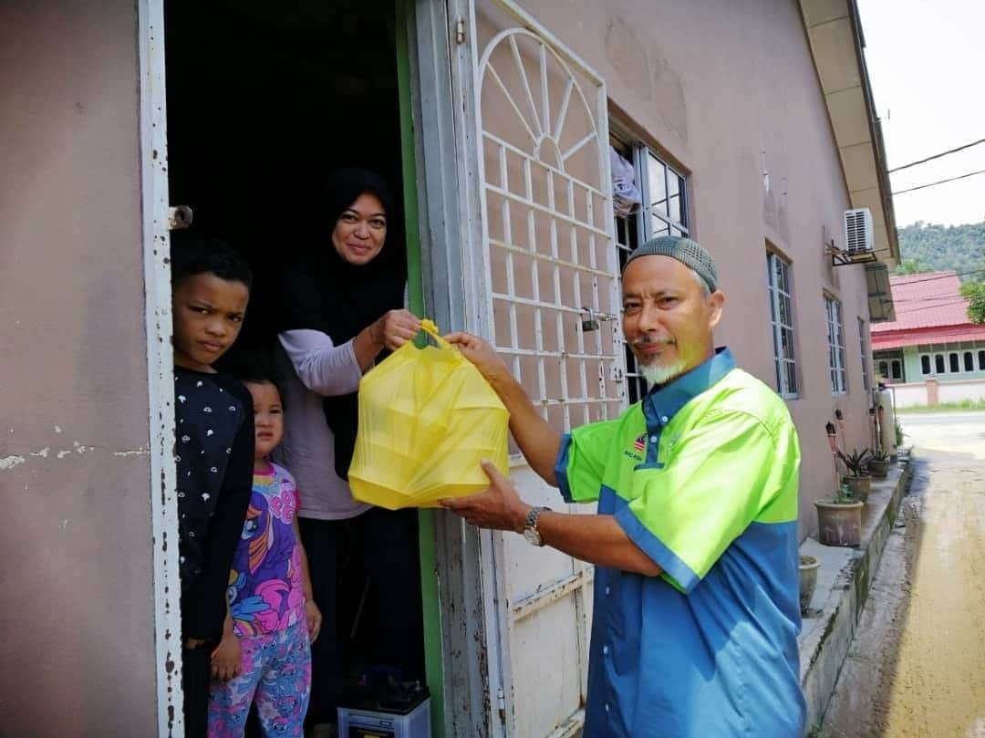 Khabar PAS Kawasan Dari Selangor - YDP Hulu Langat Santuni Mangsa 