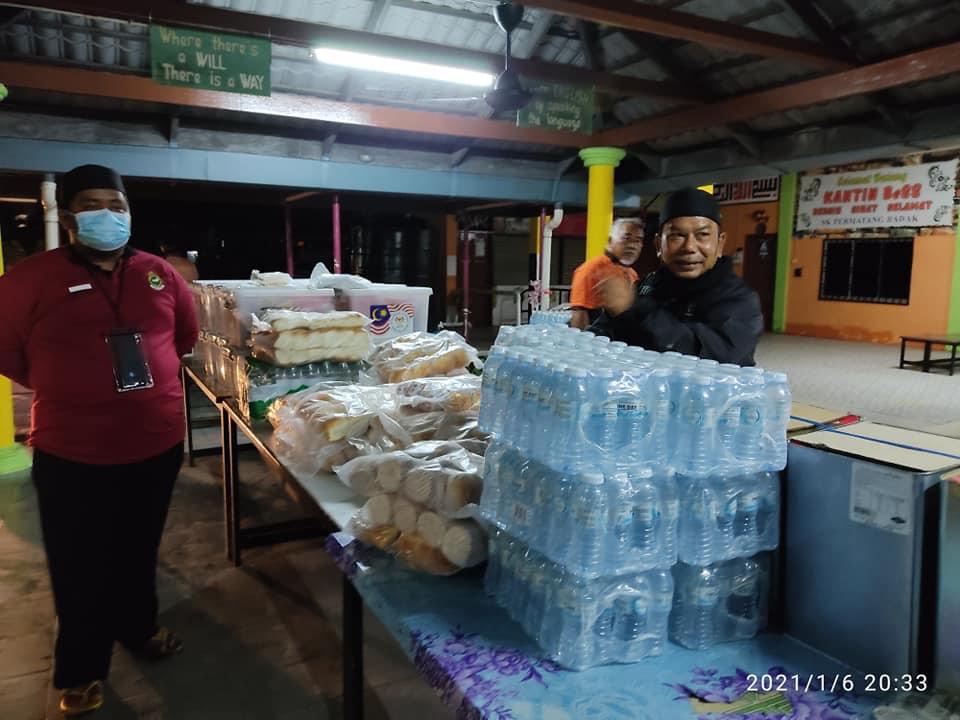 YB Tanjung Lumpur ziarah mangsa banjir sampai malam ...