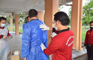 JAMK Bangi sampaikan barangan dapur kepada mangsa Covid – JAMK Bangi