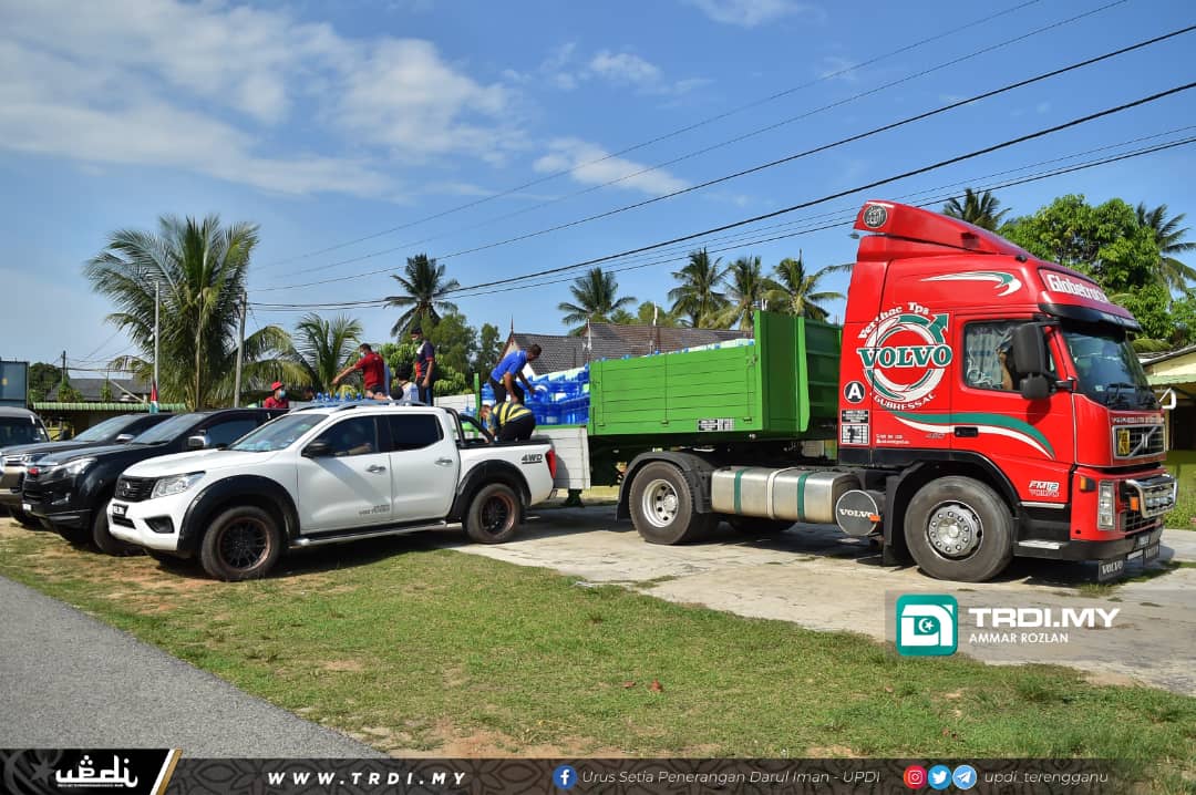 NGO sumbang 40,000 liter air melalui dua treler  Berita Parti 