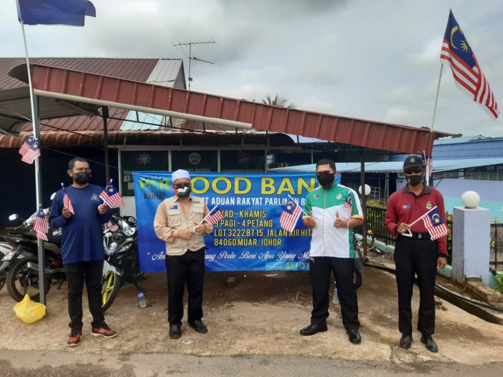 PAS Bakri edar bendera Malaysia kepada orang awam  Berita Parti 