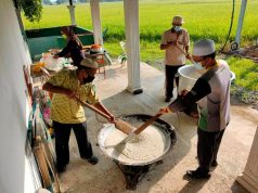 Warga Guar Sanji Terima Bubur Asyura