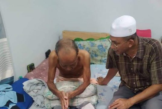 ADUN Ayer Hitam santuni warga yang uzur