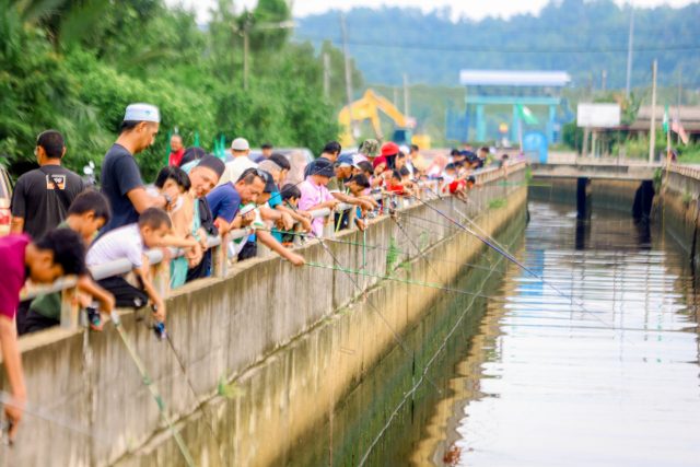 Pertandingan mengail Ikan dalam longkang jadi tarikan