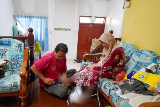 Tidak kerja, tidak kahwin, anak setia di sisi ibu sakit