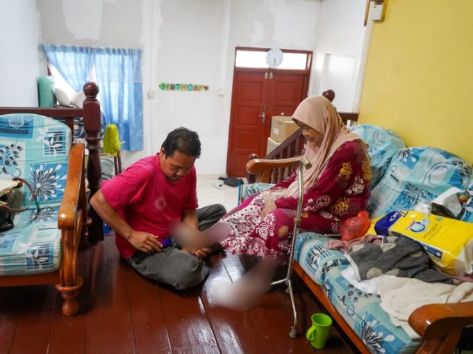 Tidak kerja, tidak kahwin, anak setia di sisi ibu sakit