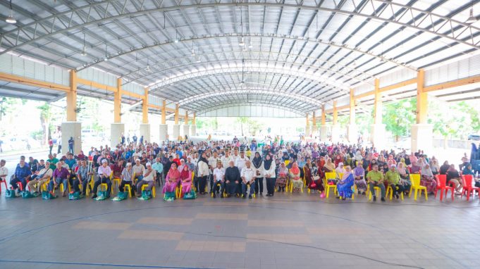 525 Orang Veteran ATM Tidak Berpencen Terima Sumbangan Bakul Makanan