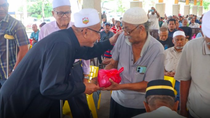 525 Veteran ATM, Balu Terima Sumbangan Bakul Makanan