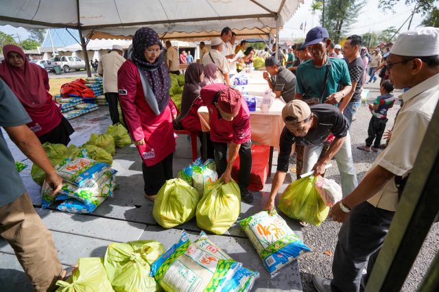 TDM, Pusat Khidmat Seberang Takir Salur Bantuan Kepada 372 Nelayan Terjejas