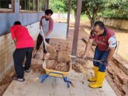 ADN Beserah bersama rakyat cuci selut tebal di Surau Kg. Selamat