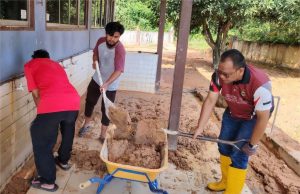 ADN Beserah bersama rakyat cuci selut tebal di Surau Kg. Selamat