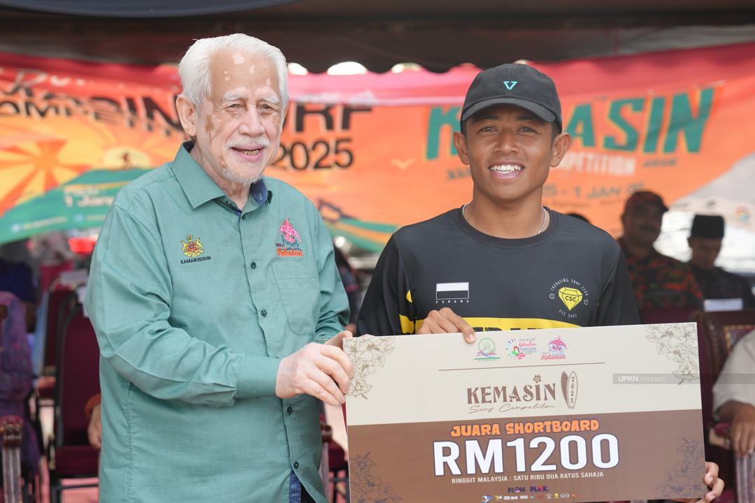 Afiq Haikal, Asyraf dan Irfan Naufal juara Kemasin Beach Surf Competition 2025