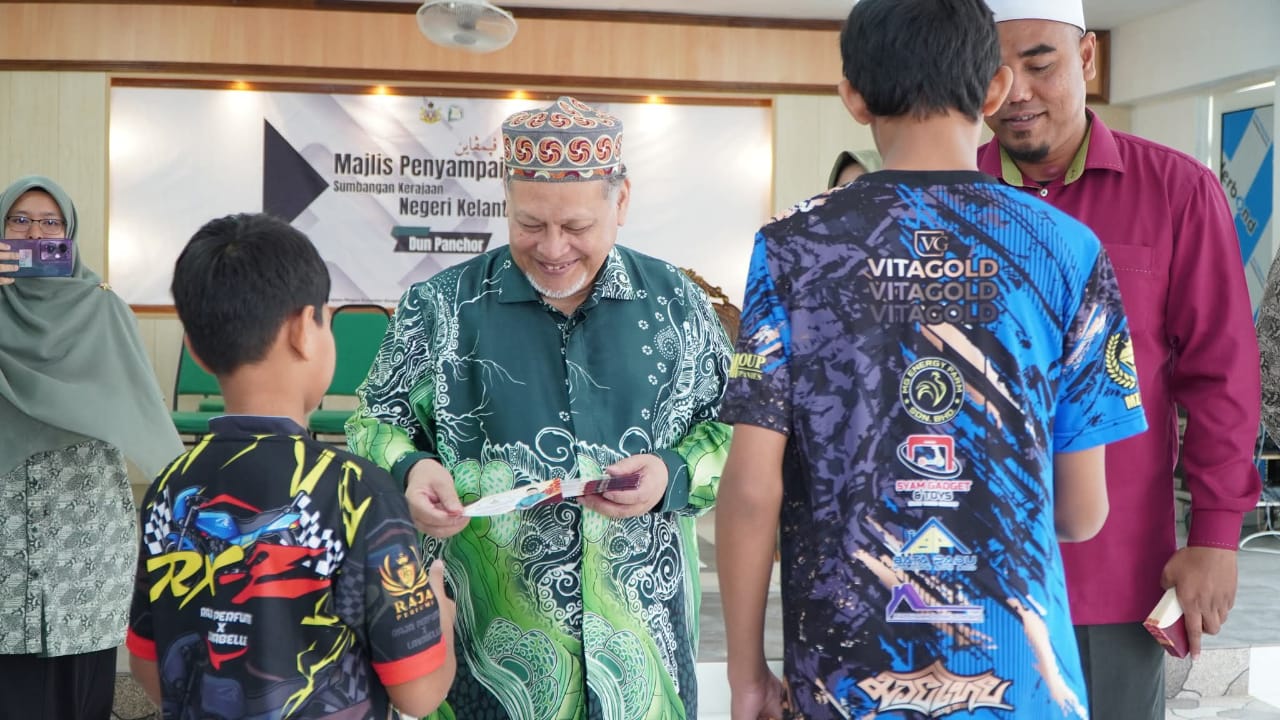 200 pelajar DUN Panchor terima bantuan awal persekolahan