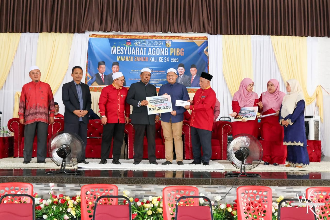 12 pelajar cemerlang STAM Maahad Saniah terima sumbangan