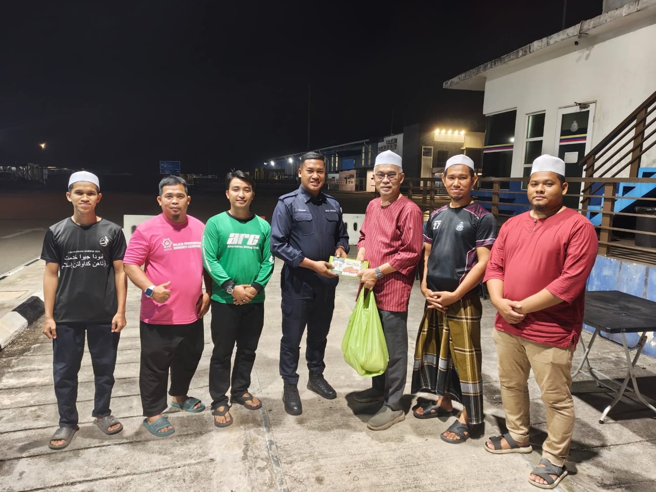 YB Nor Sham santuni petugas barisan hadapan, edar lebih 50 pek juadah sahur
