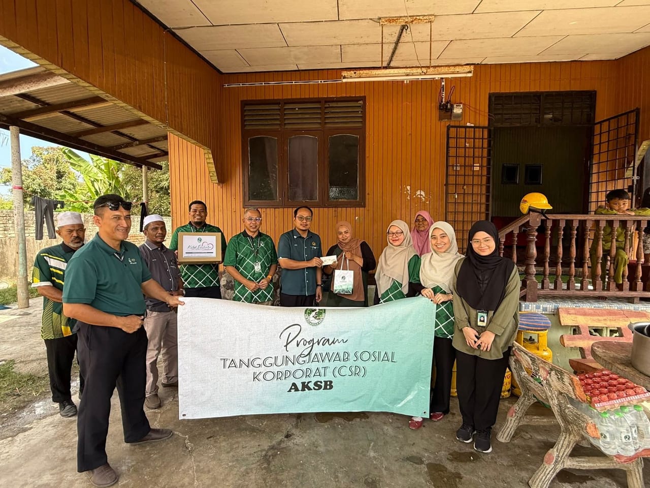AKSB santuni keluarga asnaf di DUN Kijang menerusi program CSR