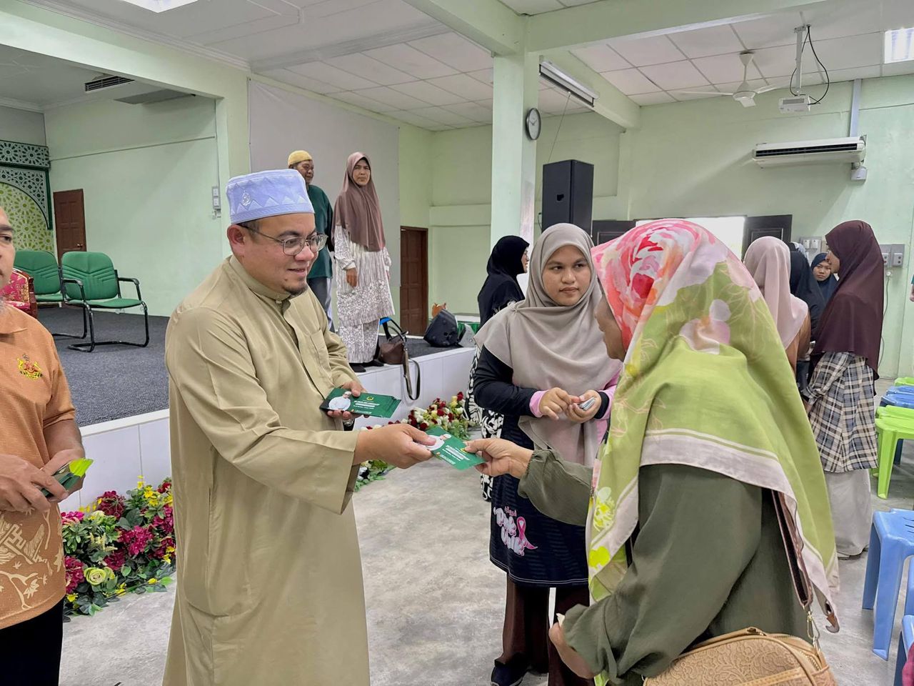 300 armalah DUN Guchil terima sumbangan RM60,000