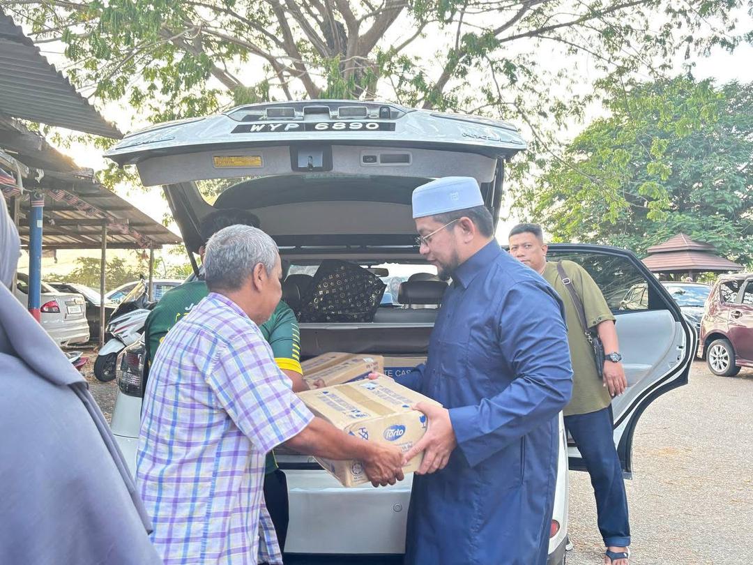 Ahli Parlimen Pengkalan Chepa santuni penduduk Kampung Sungai Budor sempena Ramadan