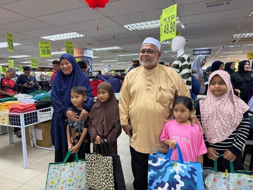 60 anak yatim DUN Gaal terima sumbangan baju raya tajaan TM