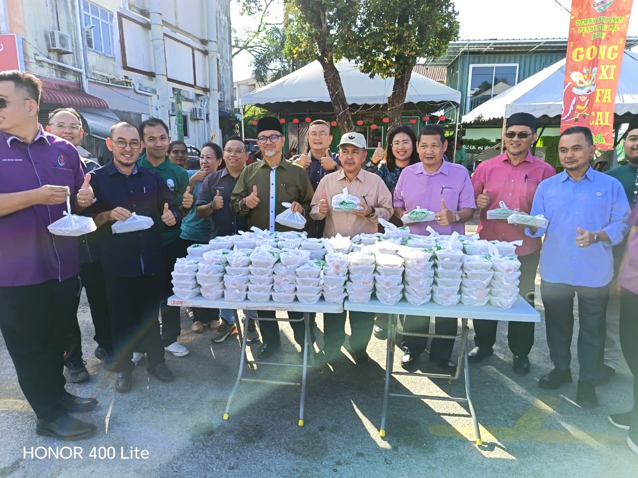 PEKA agih 300 pek bubur lambuk kepada pengguna jalan raya