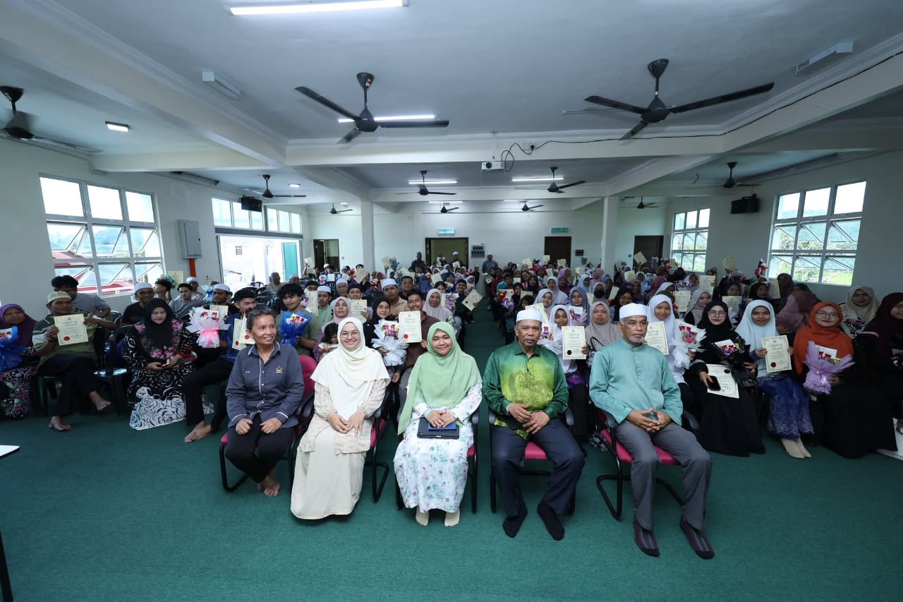 137 pelajar cemerlang DUN Pengkalan Kubor terima sumbangan
