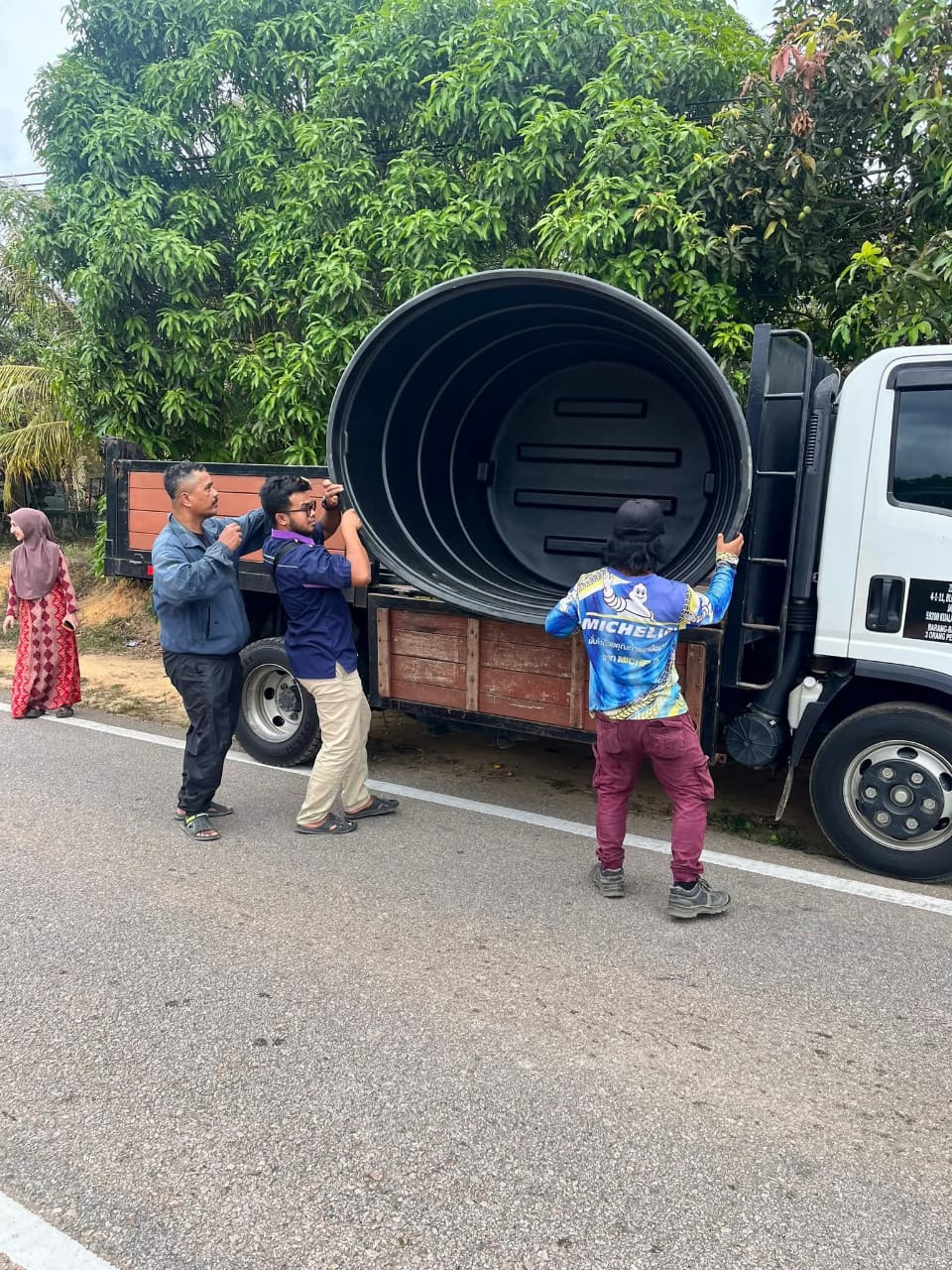 Tangki air sementara bantu penduduk Kemuning sepanjang kerja penyelenggaraan loji - YB Zakhran