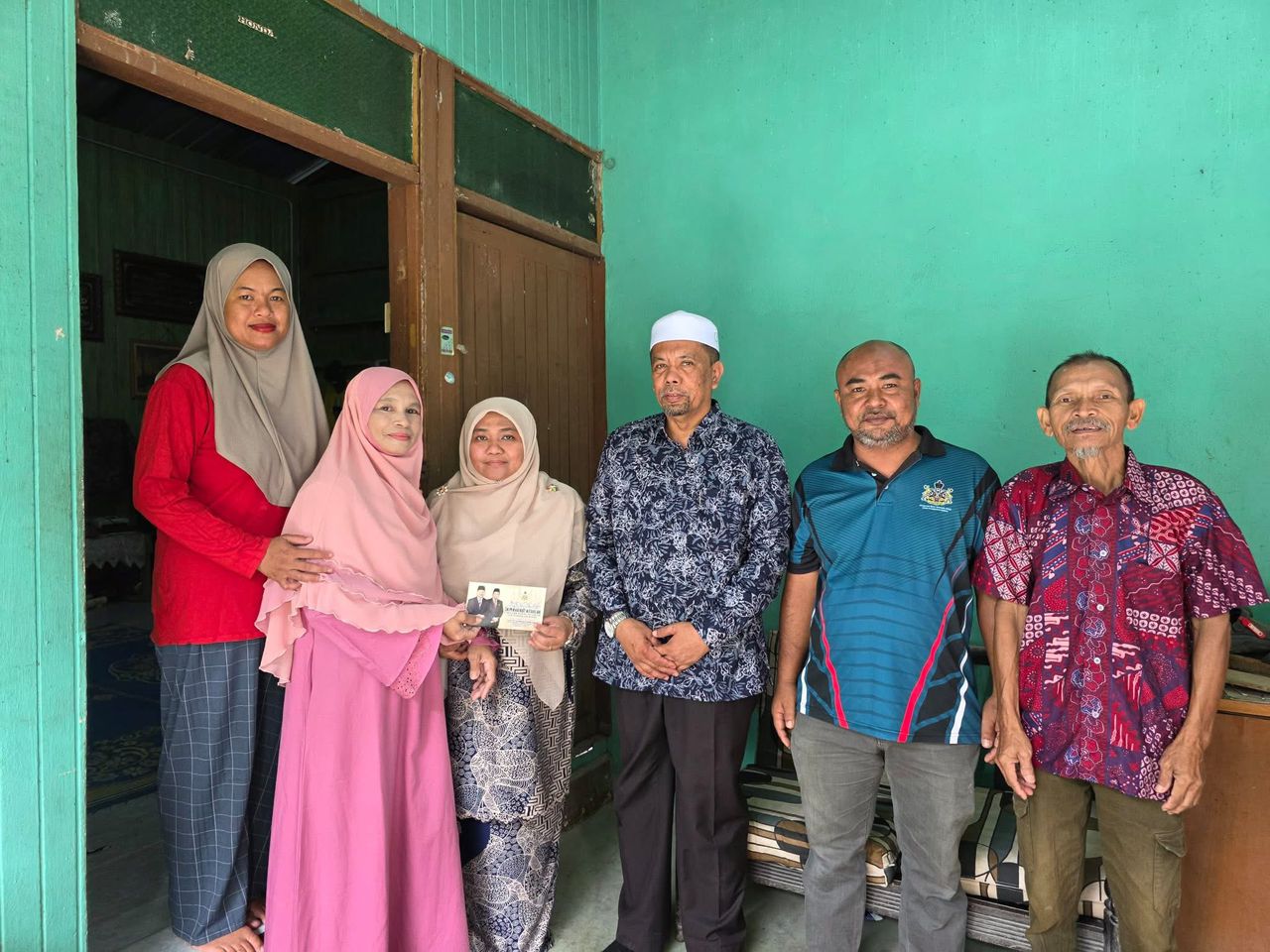 ADN Pengkalan Kubor santuni tiga keluarga, serah bantuan Kifalah RM1,000