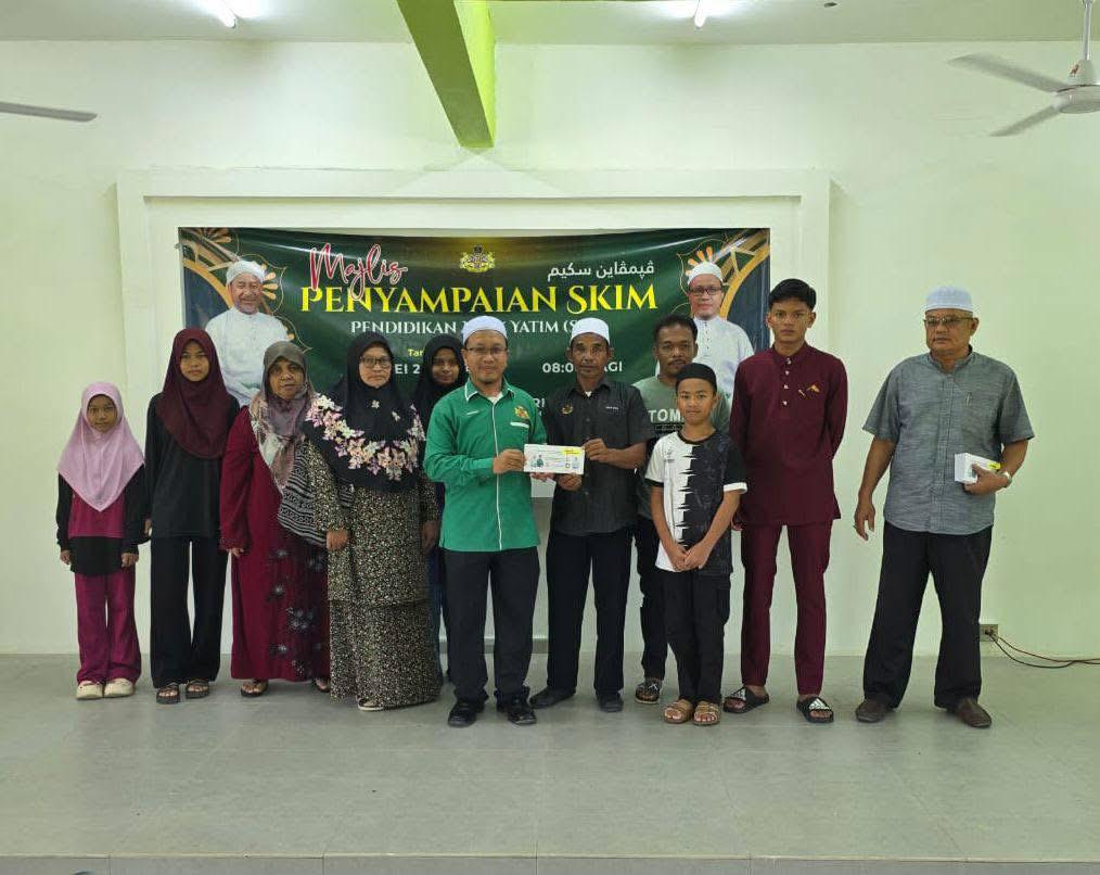 100 anak yatim di Kemuning terima skim pendidikan
