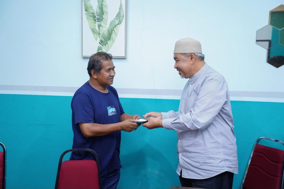 RM72,000 Tabung Amal DUN Kijang bantu mangsa kebakaran Kampung Kedai Buloh