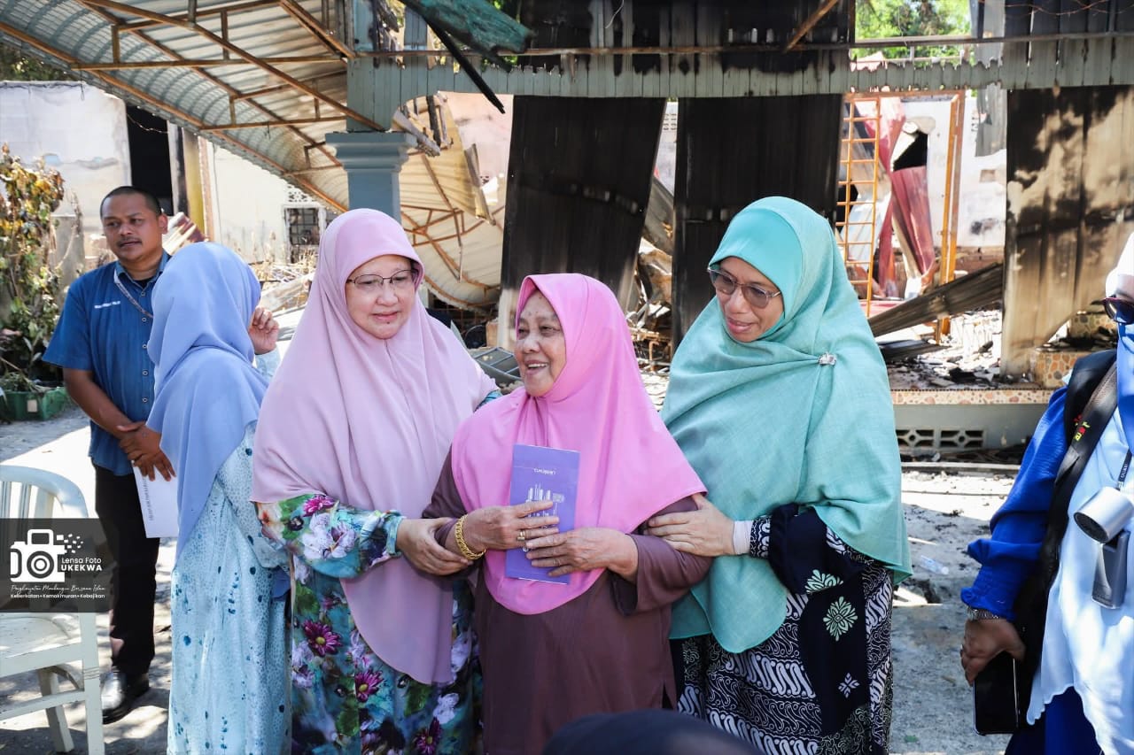 Dato' Siti Zailah dan Dato' Rohani salur bantuan awal kepada mangsa kebakaran Kampung Lubok Stol