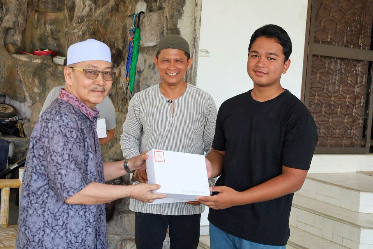10 calon SPM, STAM DUN Kemahang terima bantuan tablet