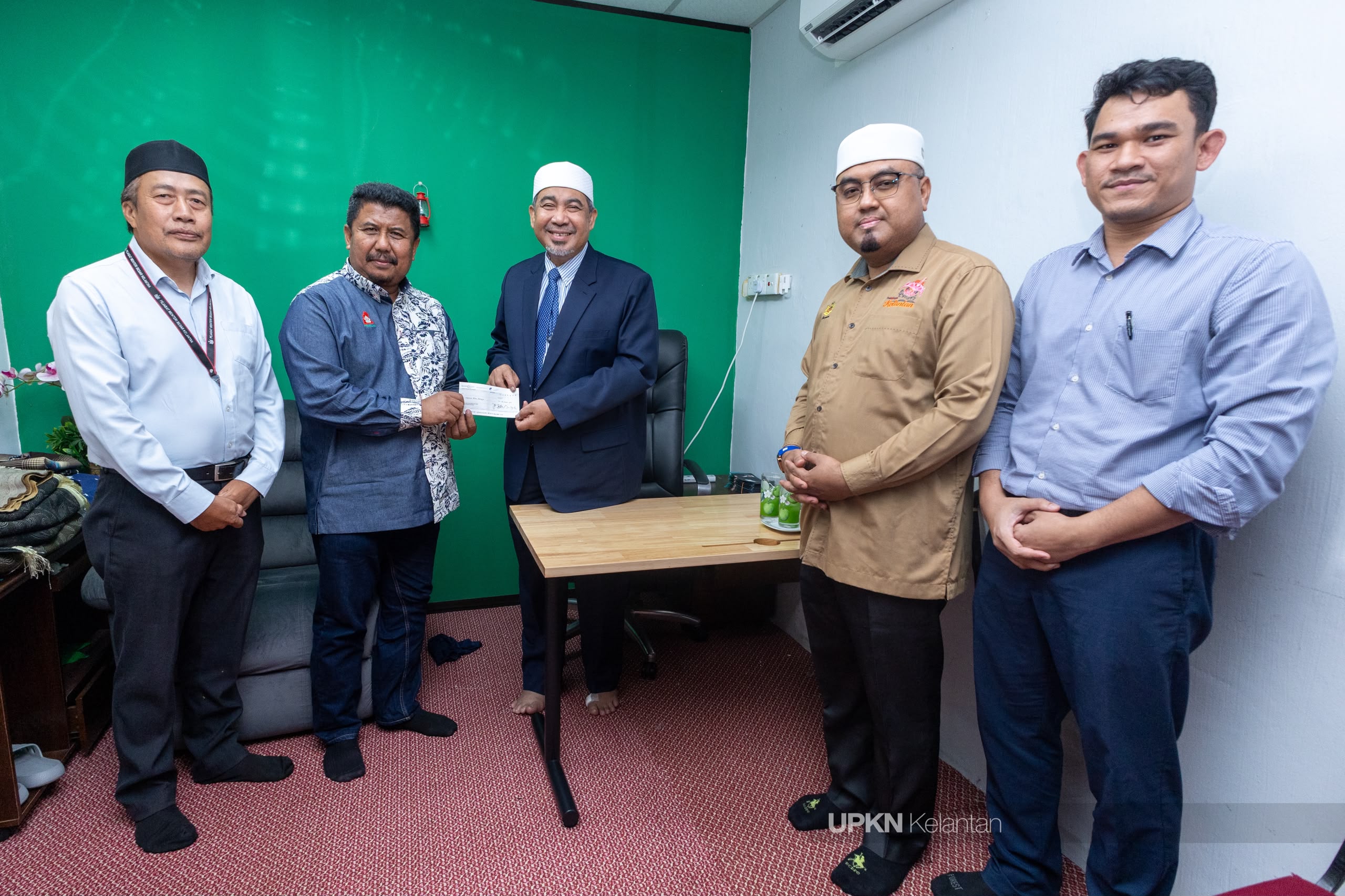 PERAKAN Malaysia sumbang RM10,000 kepada mangsa kebakaran Kampung Gok Kapor
