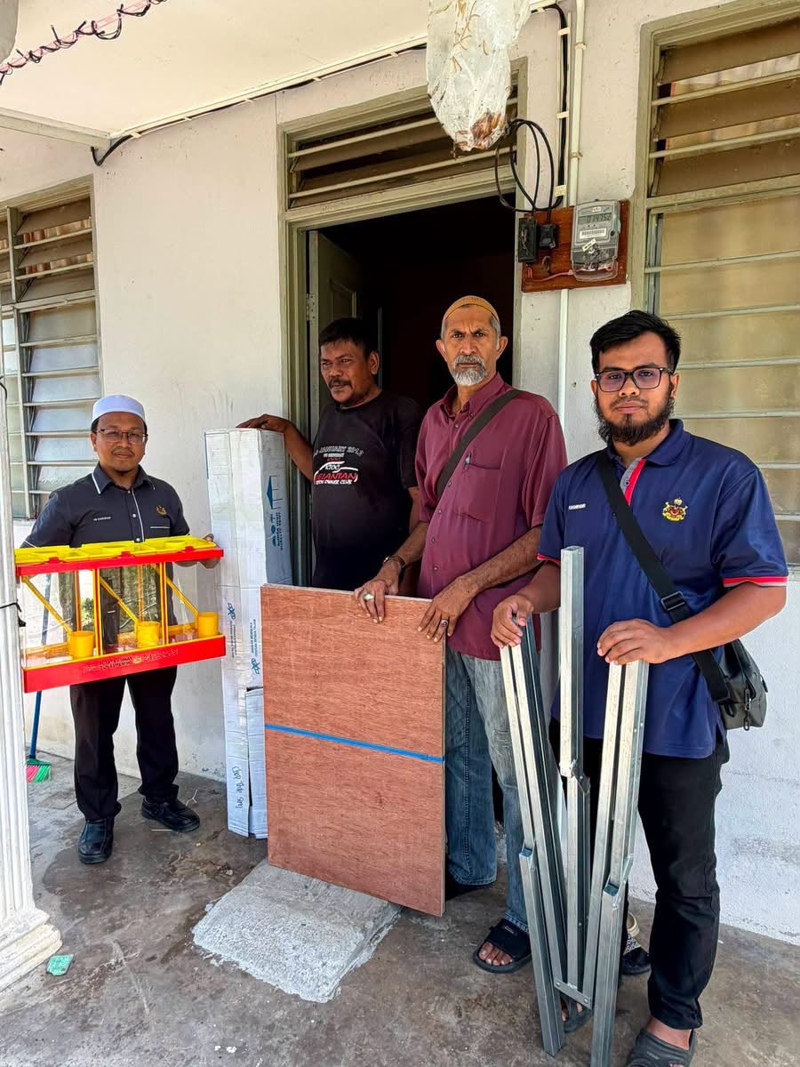 YB Zakhran bantu Suhaizam berniaga air balang