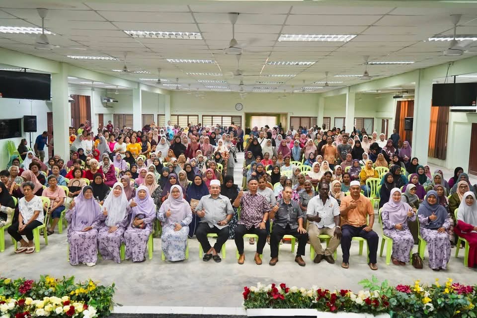 300 armalah, 100 anak yatim DUN Guchil terima sumbangan kerajaan negeri