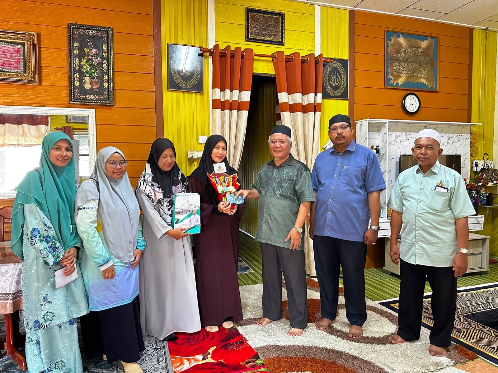 YB Mohd Adanan santuni 16 pelajar cemerlang STPM menerusi ziarah ke rumah