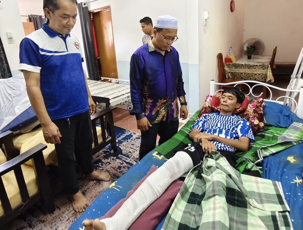 Sumbangan katil wakaf permudah urusan remaja patah kaki