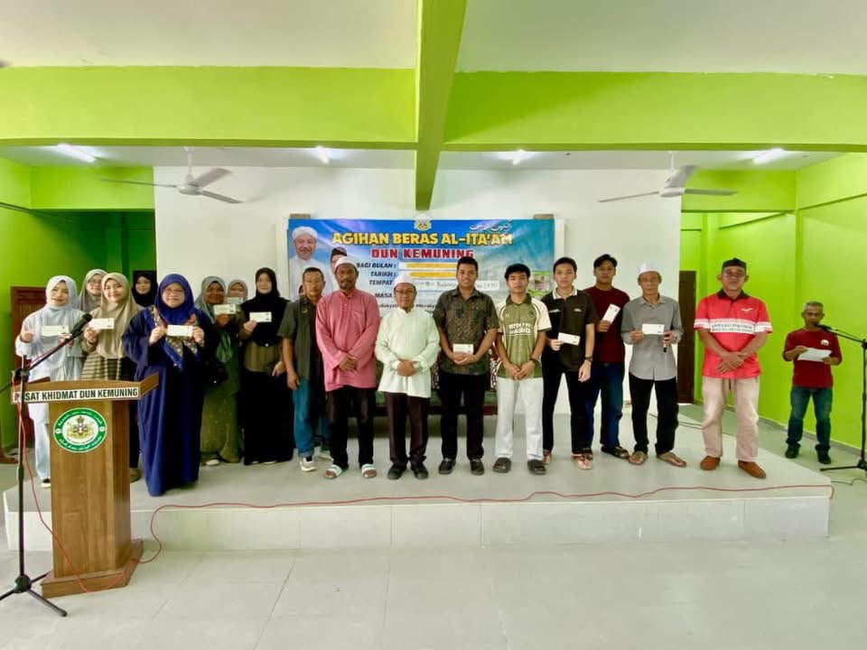 20 pelajar cemerlang SPM, 18 keluarga Tionghua berpendapatan rendah terima sumbangan kerajaan negeri