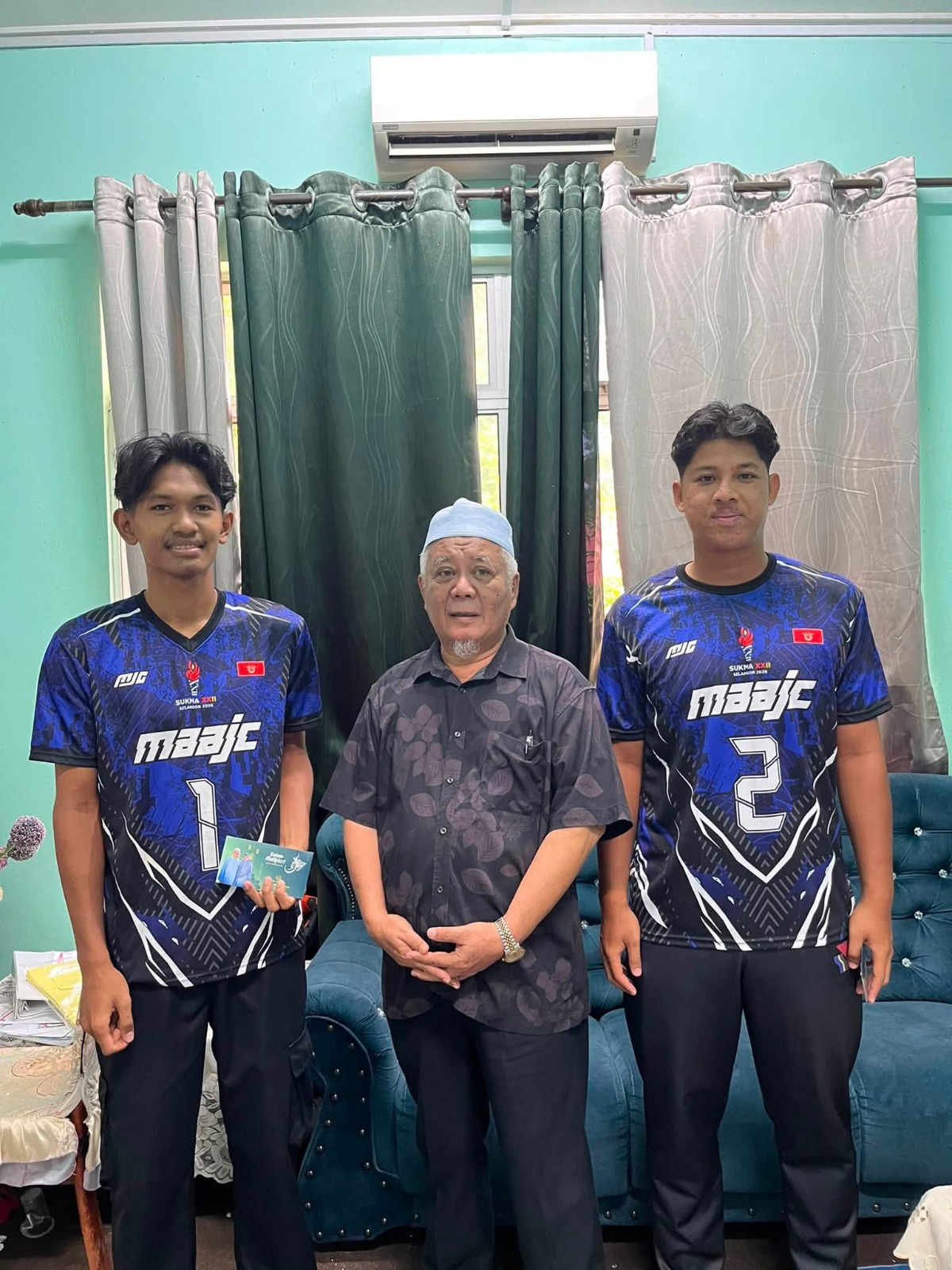YB Mohd Adanan santuni dua atlet Bola Tampar Pantai SUKMA Kelantan