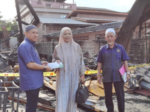 Lima keluarga mangsa kebakaran Kampung Bagus terima bantuan Tabung Serambi Mekah