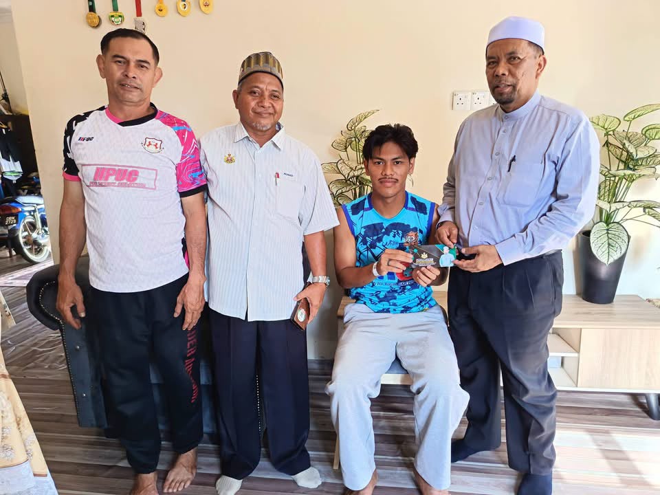 Dato’ Wan Roslan santuni mangsa terselamat tragedi panahan petir di Tumpat
