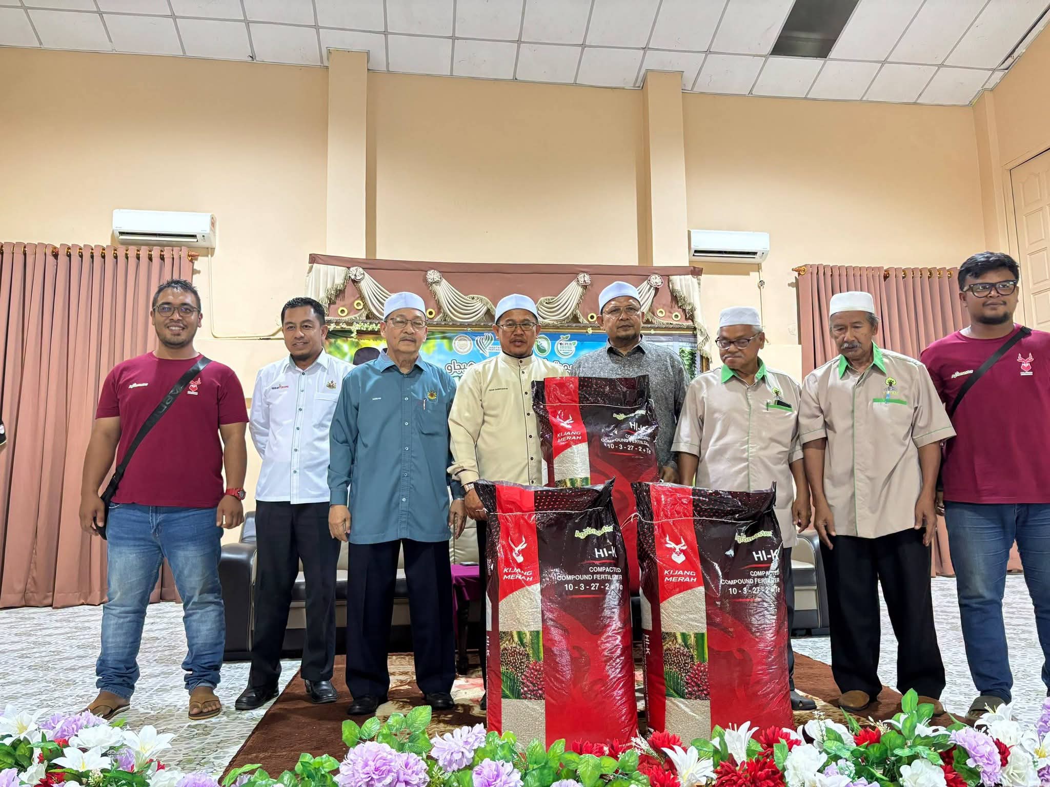 145 pekebun kecil Kemahang terima 435 beg baja sawit